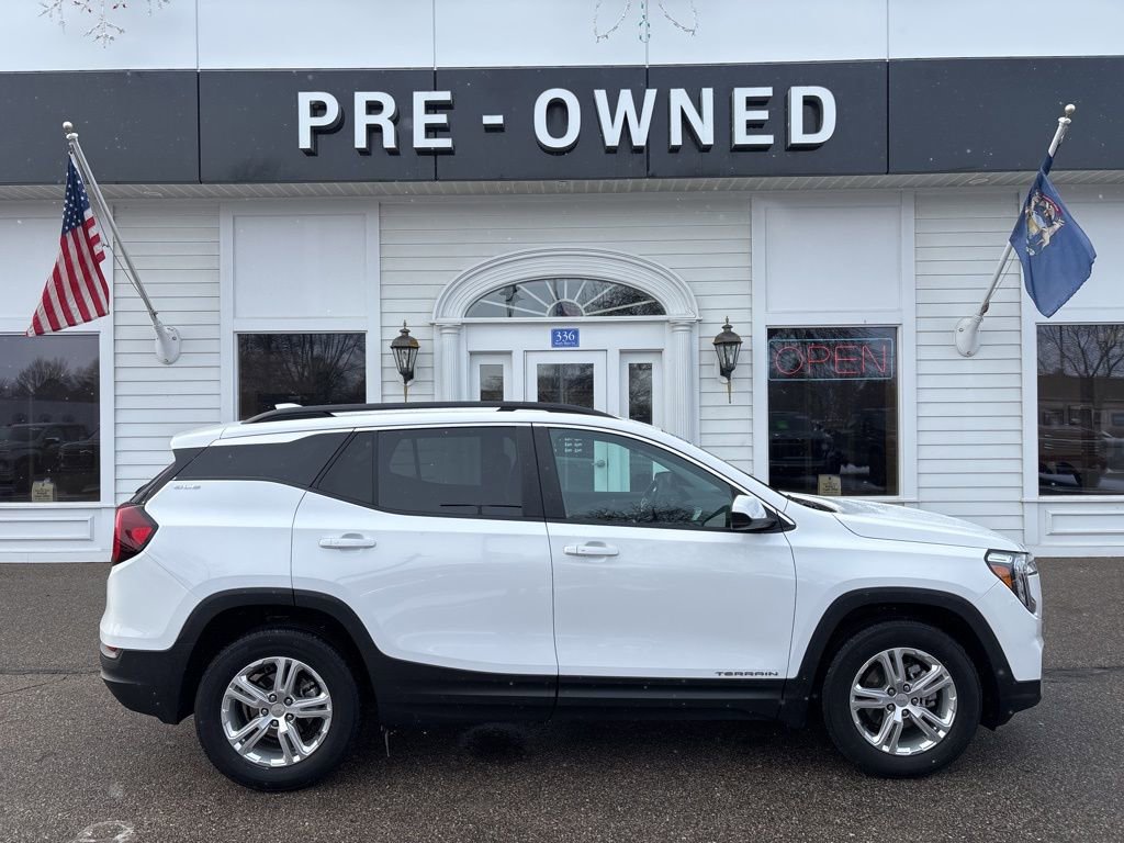 Used 2022 GMC Terrain SLE w/ Driver Convenience Package image 4