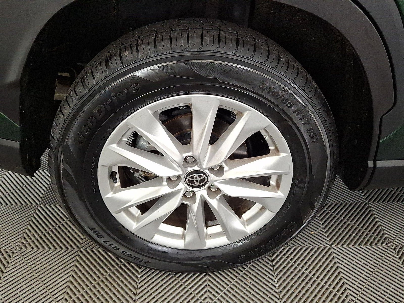 Used 2023 Toyota Corolla Cross LE AWD/4WD image 18