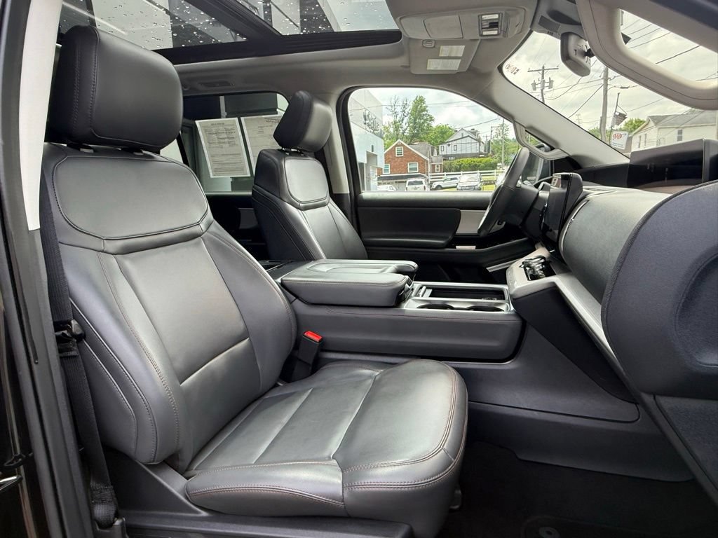 Used 2025 Ford Expedition Active AWD/4WD image 27