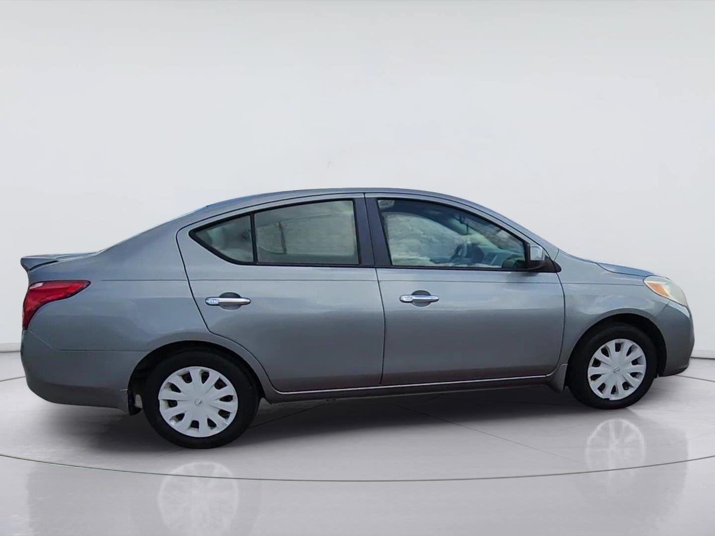Used 2014 Nissan Versa SV FWD image 9