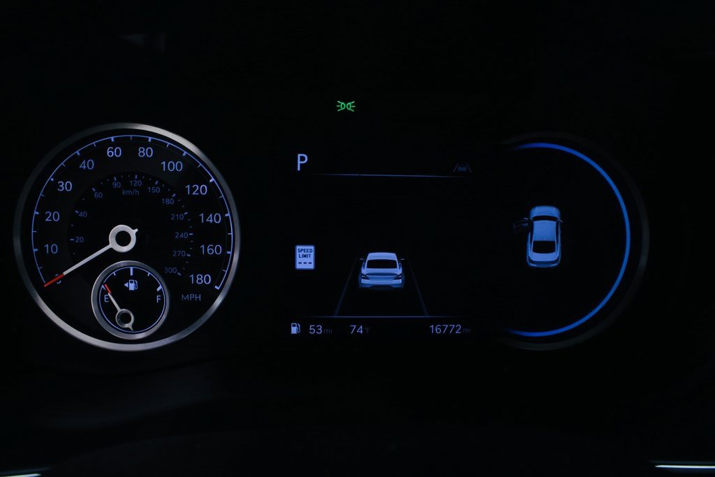 Used 2025 Genesis G70 2.5T image 9
