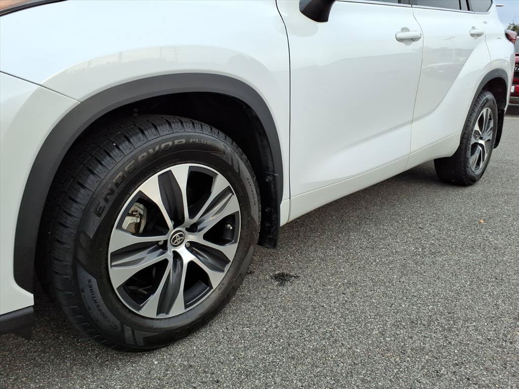 Used 2023 Toyota Highlander XLE AWD/4WD image 10