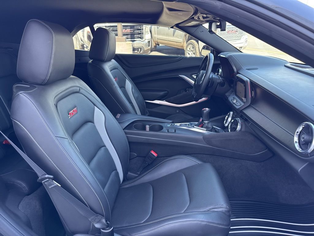 Used 2018 Chevrolet Camaro SS w/ LPO RS/SS Interior Package image 30