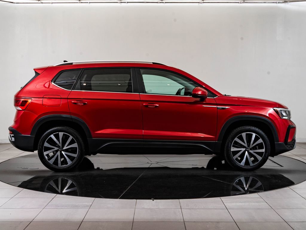 Used 2023 Volkswagen Taos SE w/ Panoramic Sunroof Package FWD image 11
