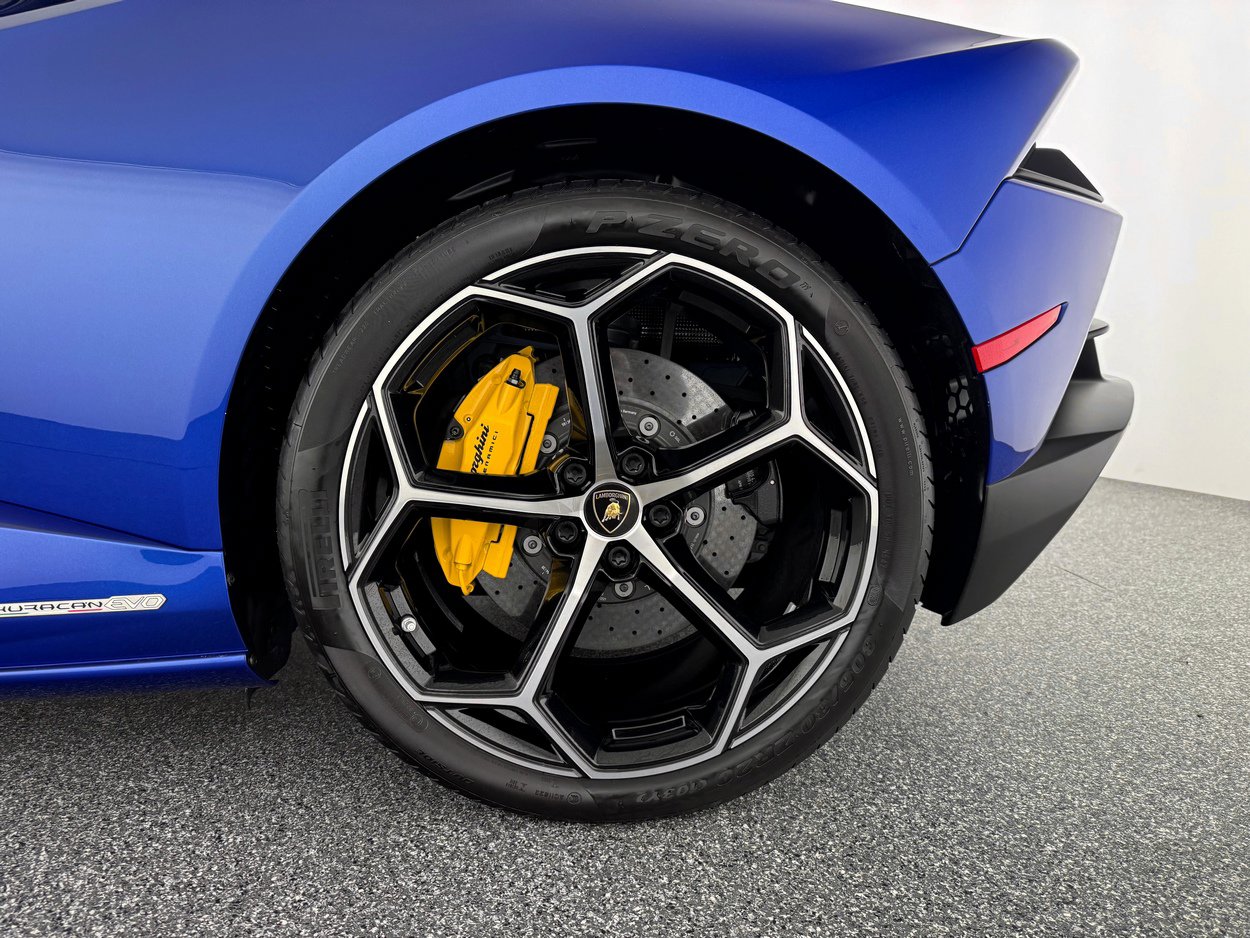 Used 2020 Lamborghini Huracan EVO image 32