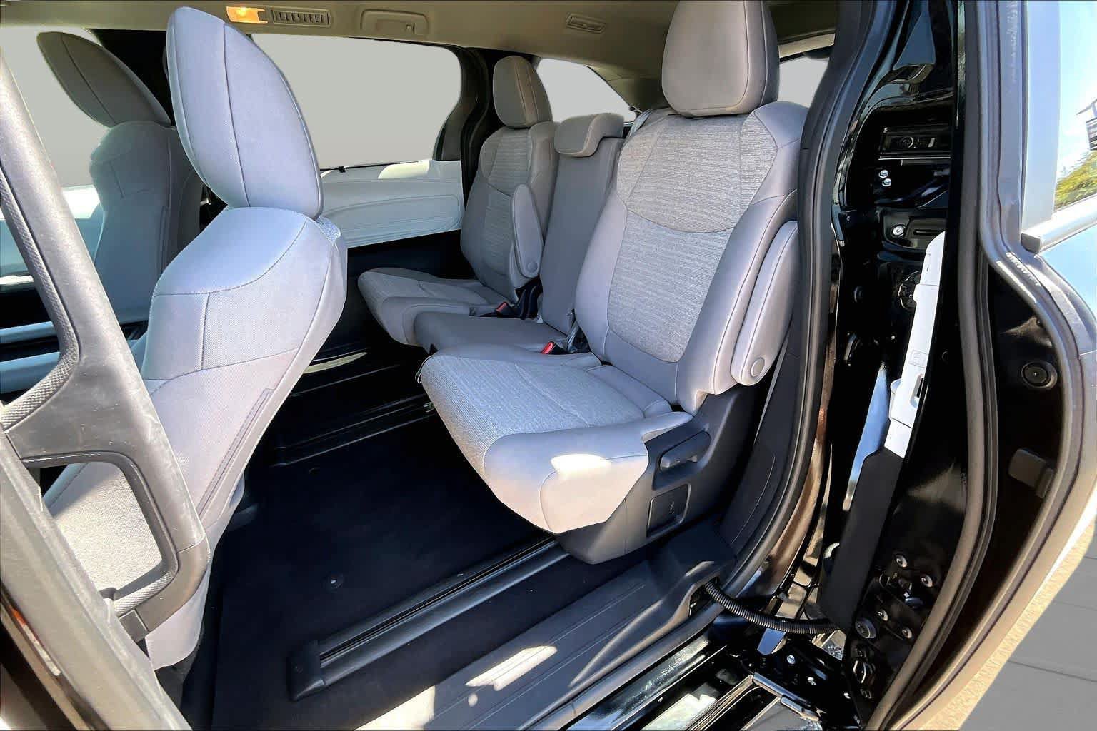 Certified 2025 Toyota Sienna LE FWD image 20