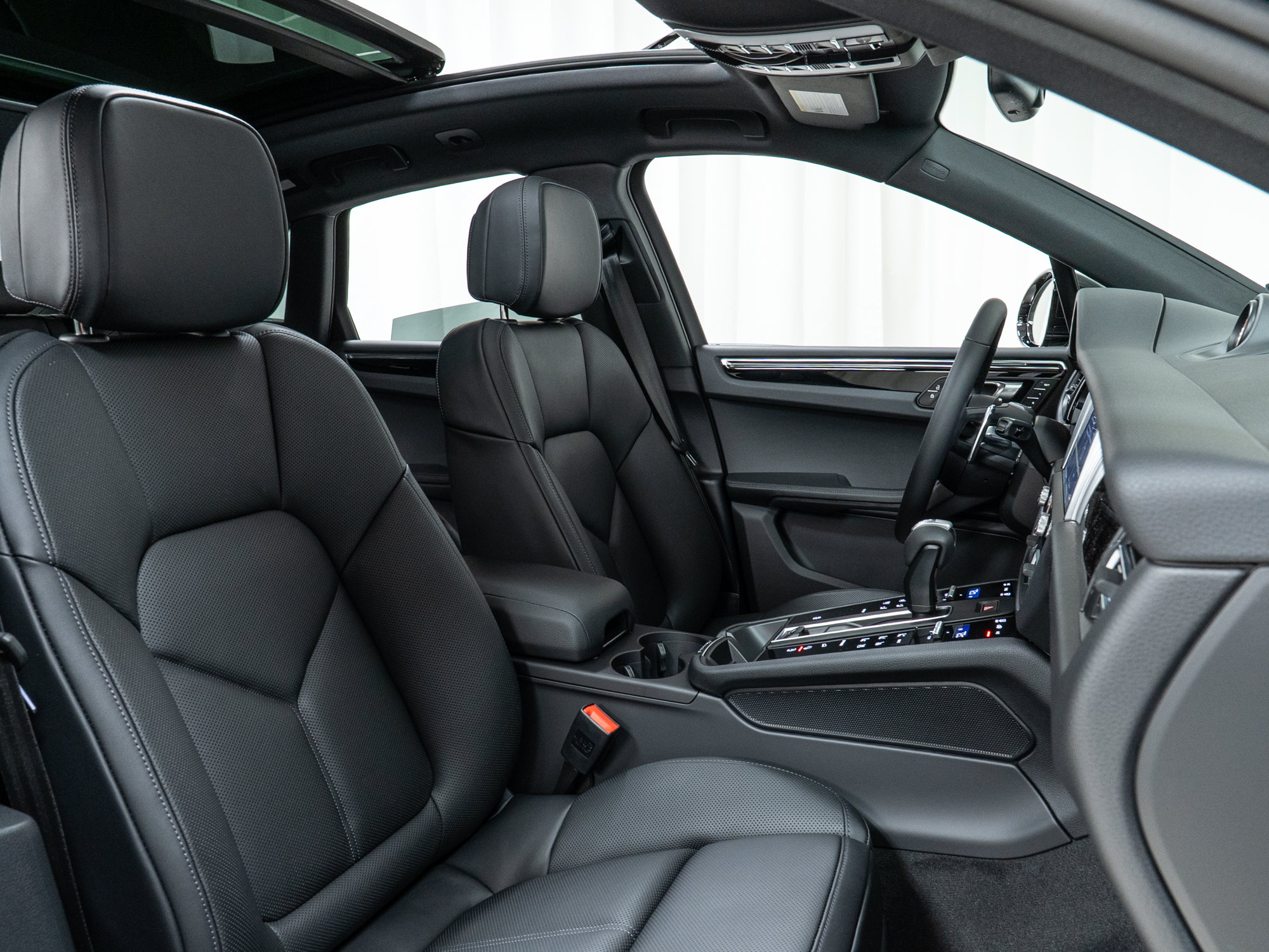 Certified 2025 Porsche Macan AWD/4WD image 25