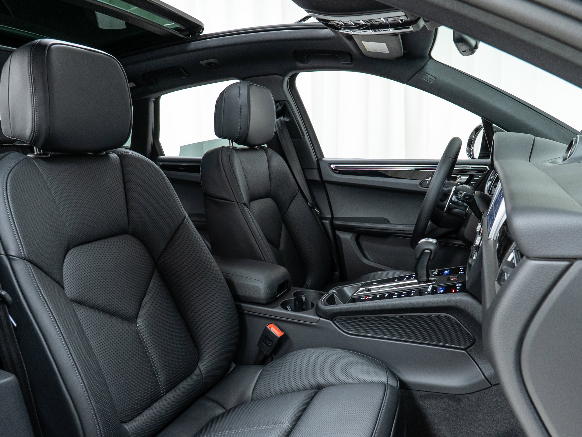 Used 2025 Porsche Macan image 25