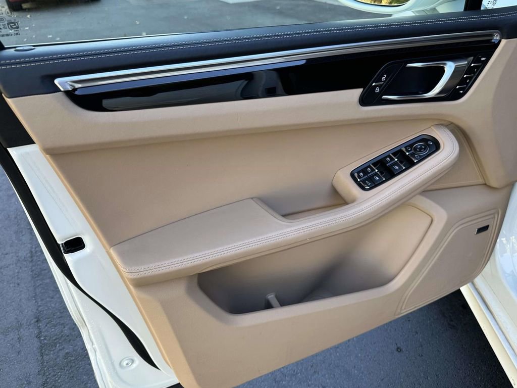 Certified 2025 Porsche Macan image 17