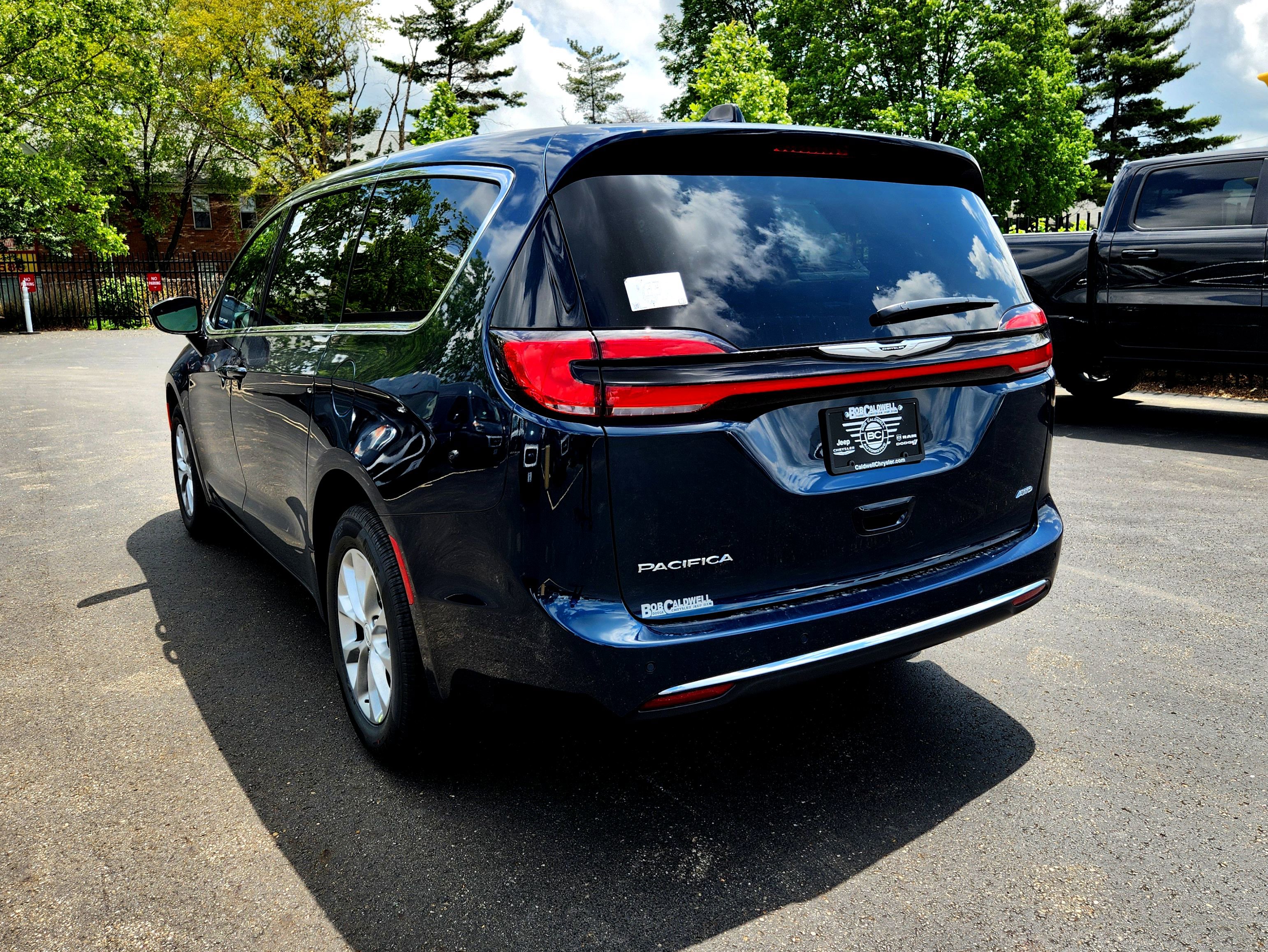 New 2025 Chrysler Pacifica Select w/ Uconnect Theater Family Group image 7