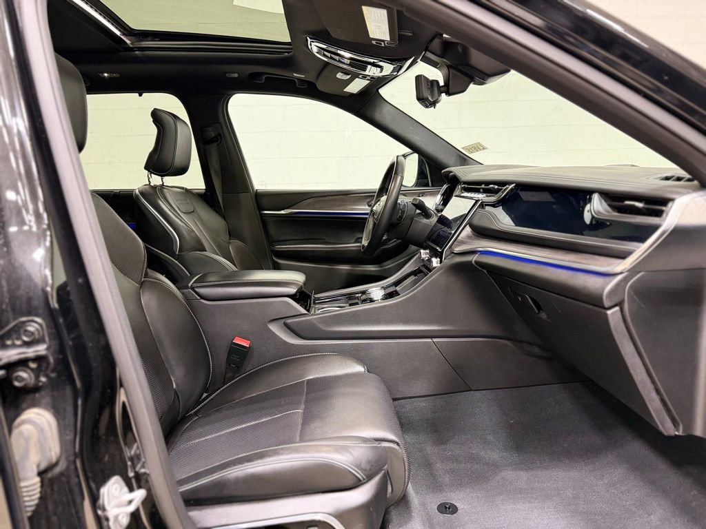 Used 2023 Jeep Grand Cherokee Overland w/ Advanced Protech Group III image 34