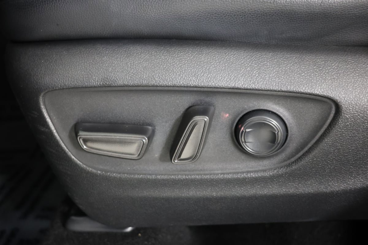 Used 2020 Toyota Highlander XLE FWD image 25
