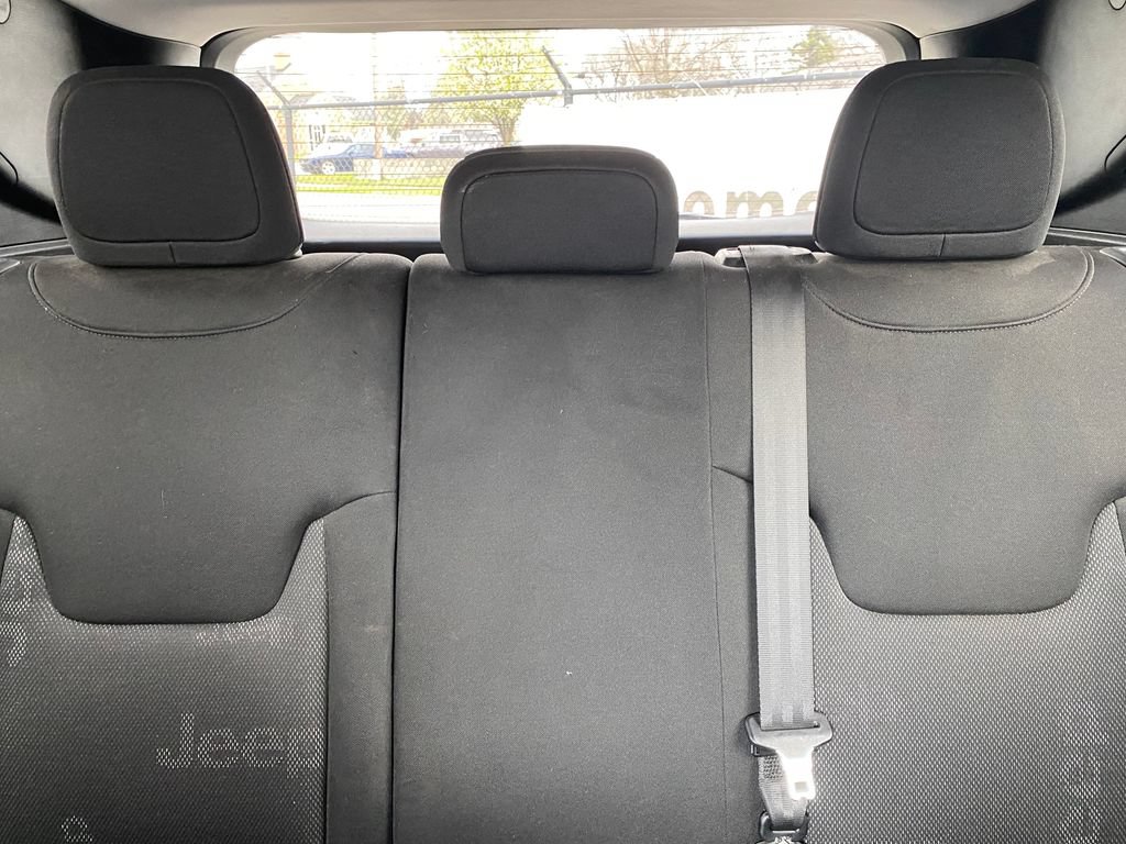 Used 2015 Jeep Renegade Latitude w/ Cold Weather Group FWD image 26