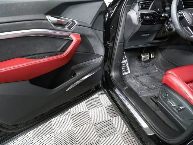 Used 2024 Audi SQ8 e-tron Premium Plus w/ Black Optic Package image 8