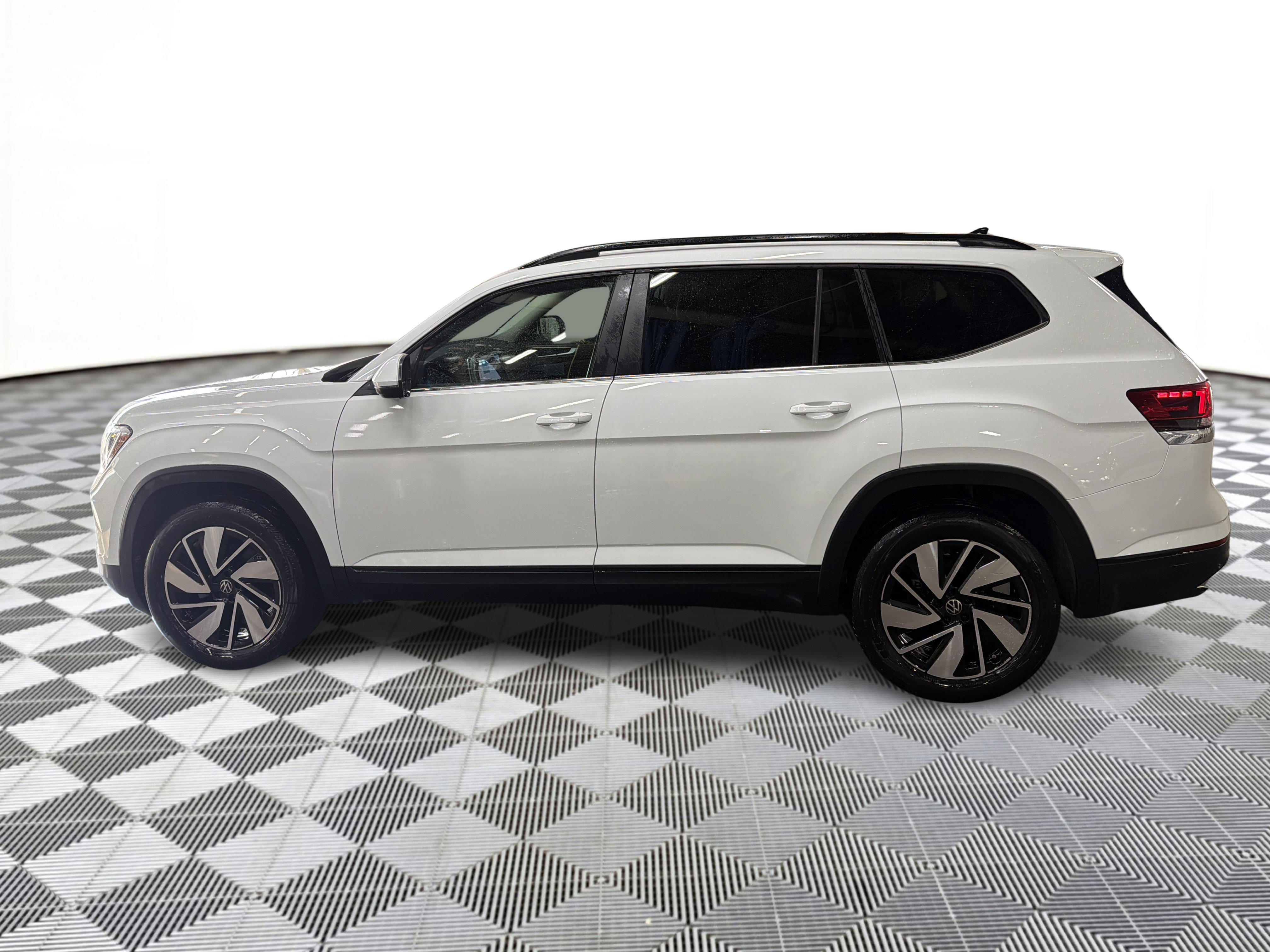 Used 2025 Volkswagen Atlas SE image 2