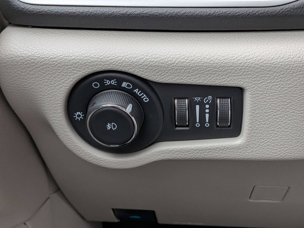 Used 2024 Chrysler Pacifica Touring-L FWD image 29