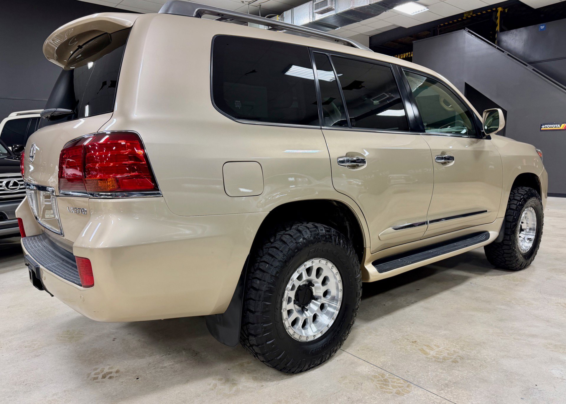 Used 2011 Lexus LX 570 4WD w/ Luxury Pkg w/Pre-crash image 8