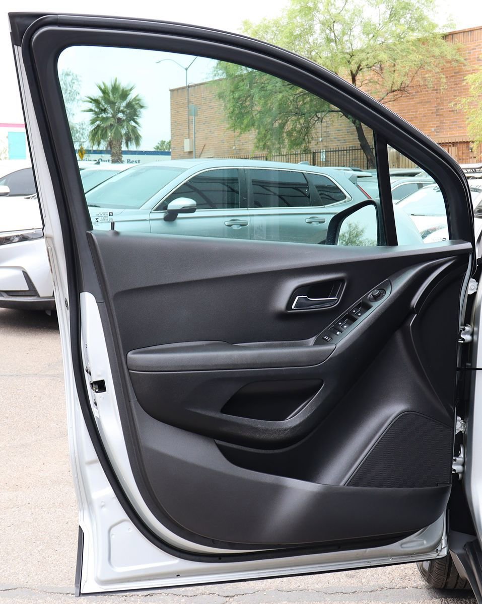Used 2020 Chevrolet Trax LS FWD image 36