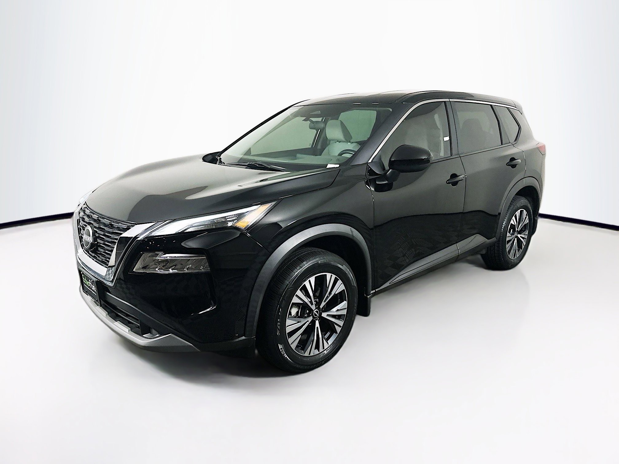 Used 2023 Nissan Rogue SV image 3