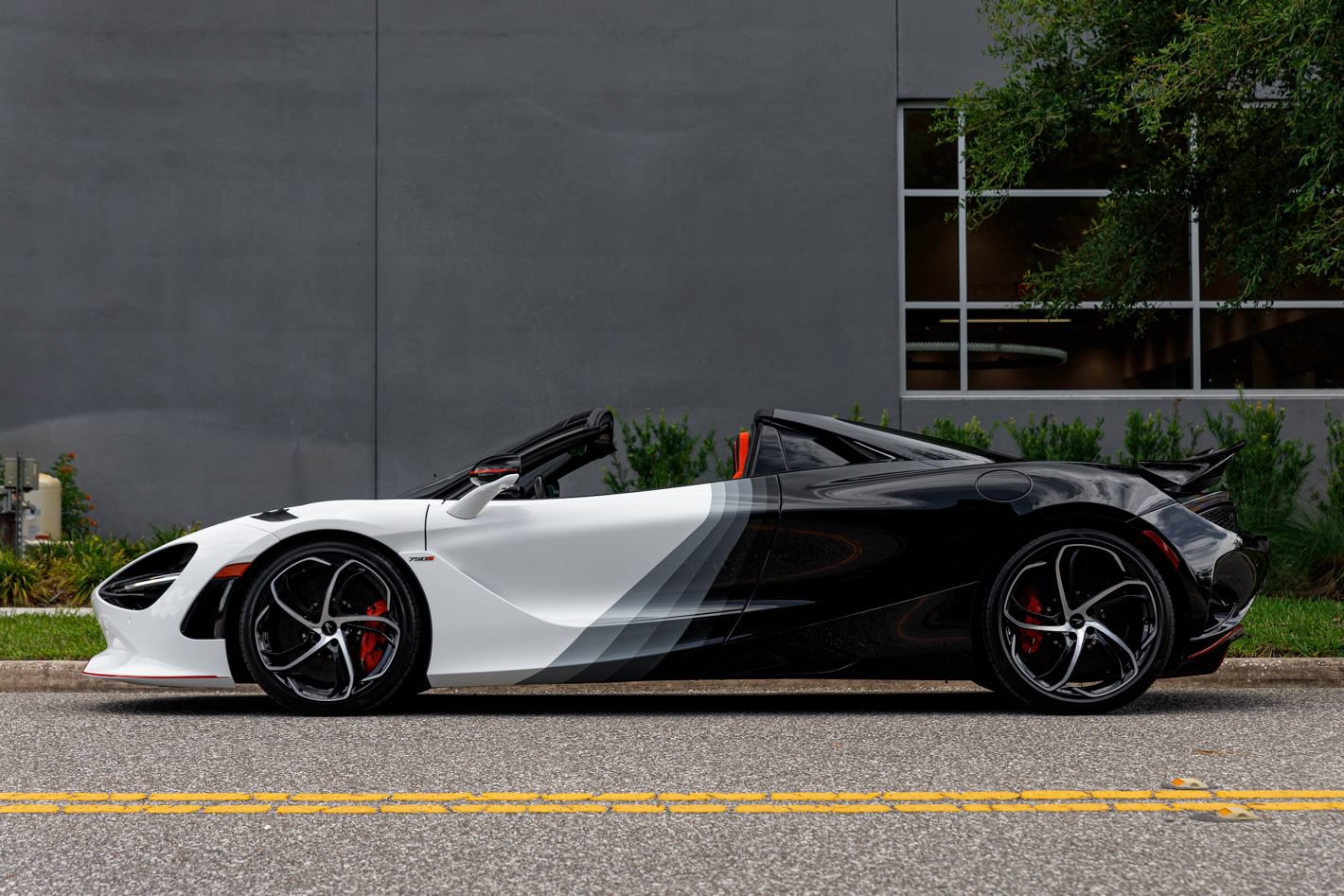 Used 2024 McLaren 750S Spider RWD image 28