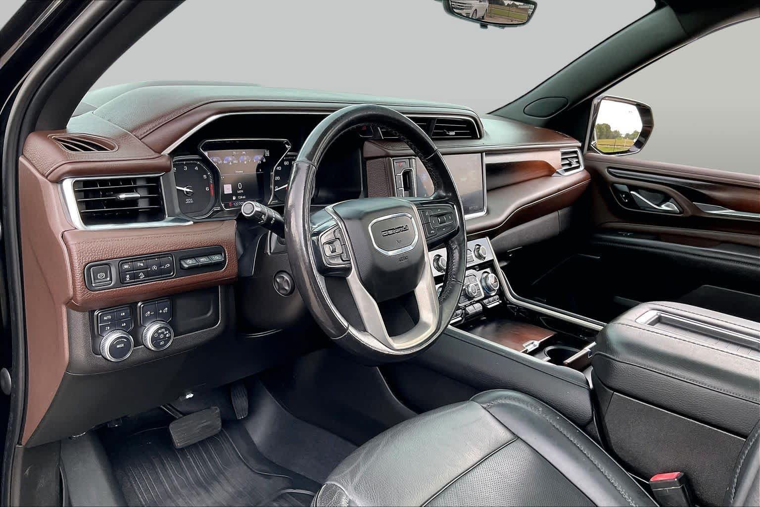 Used 2021 GMC Yukon XL Denali w/ Denali Premium Package AWD/4WD image 18