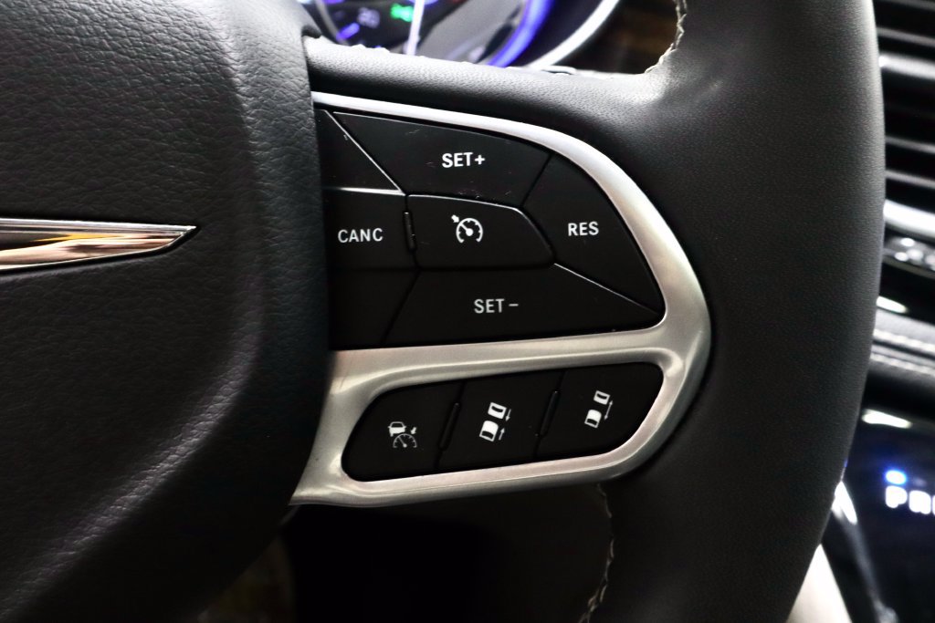 Used 2023 Chrysler Pacifica Limited FWD image 28