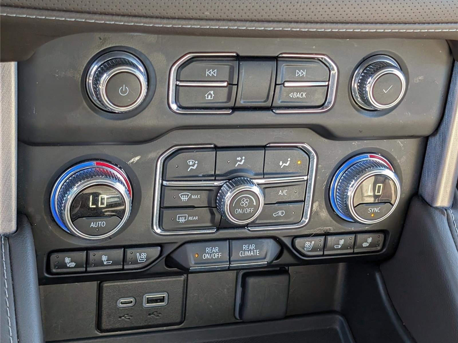 Used 2024 GMC Yukon SLT AWD/4WD image 29