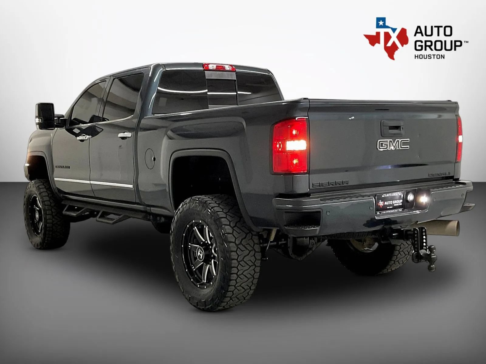 Used 2018 GMC Sierra 2500 Denali w/ Duramax Plus Package AWD/4WD image 3