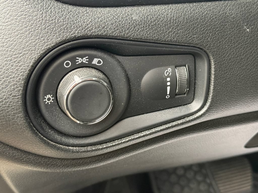 Used 2023 Jeep Renegade Latitude AWD/4WD image 17