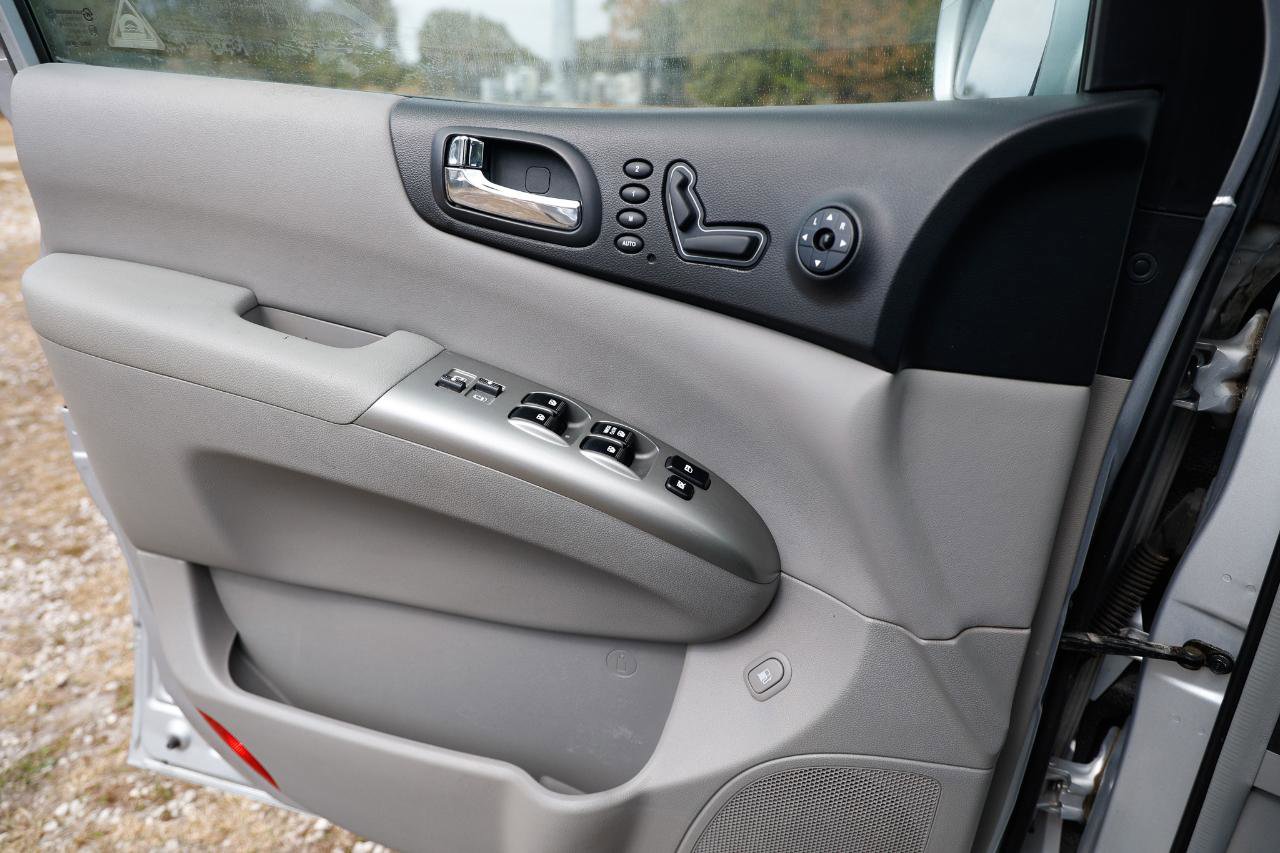 Used 2007 Hyundai Entourage Limited image 37