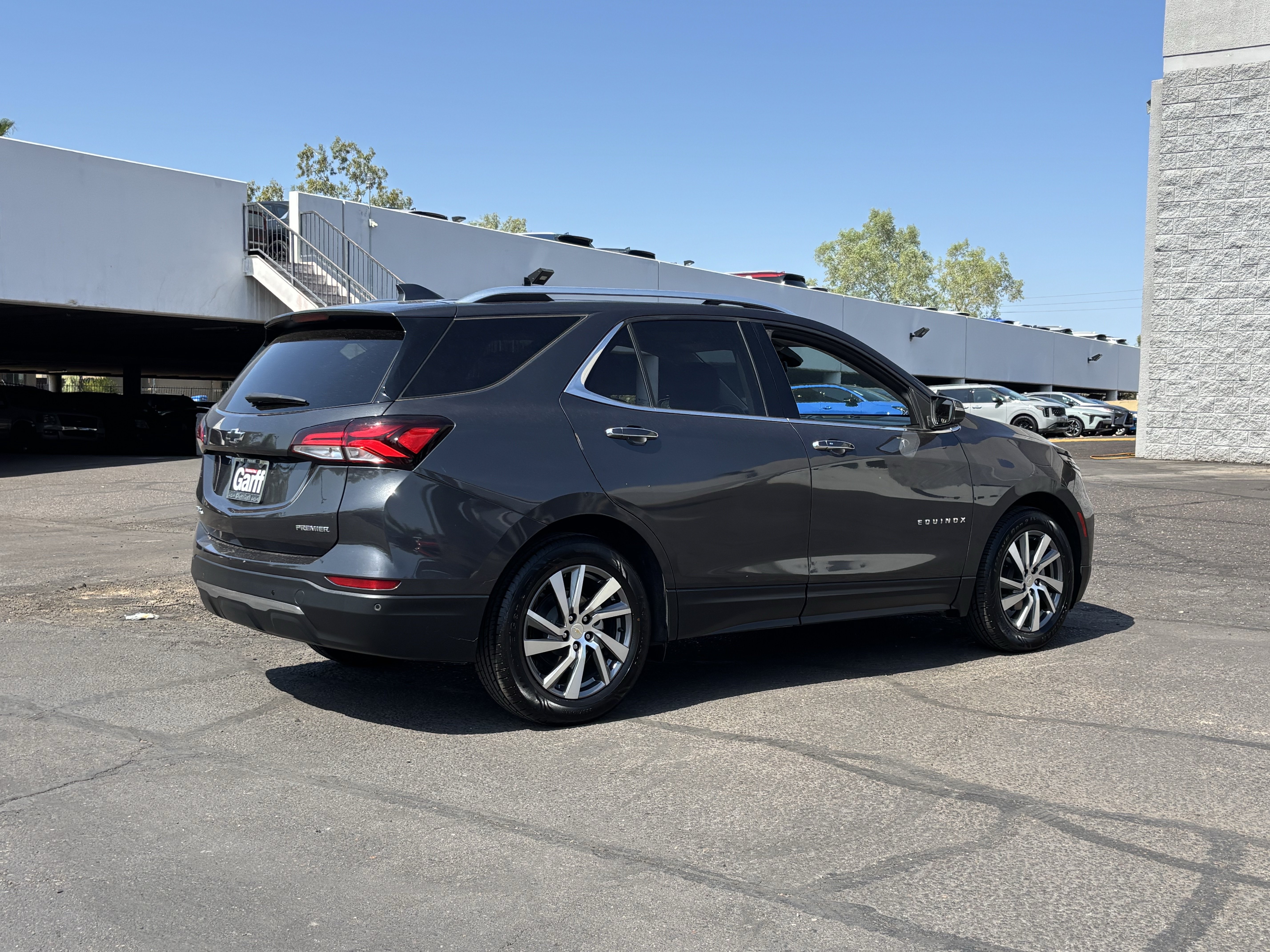Used 2022 Chevrolet Equinox Premier w/ LPO, Cargo Package FWD image 3