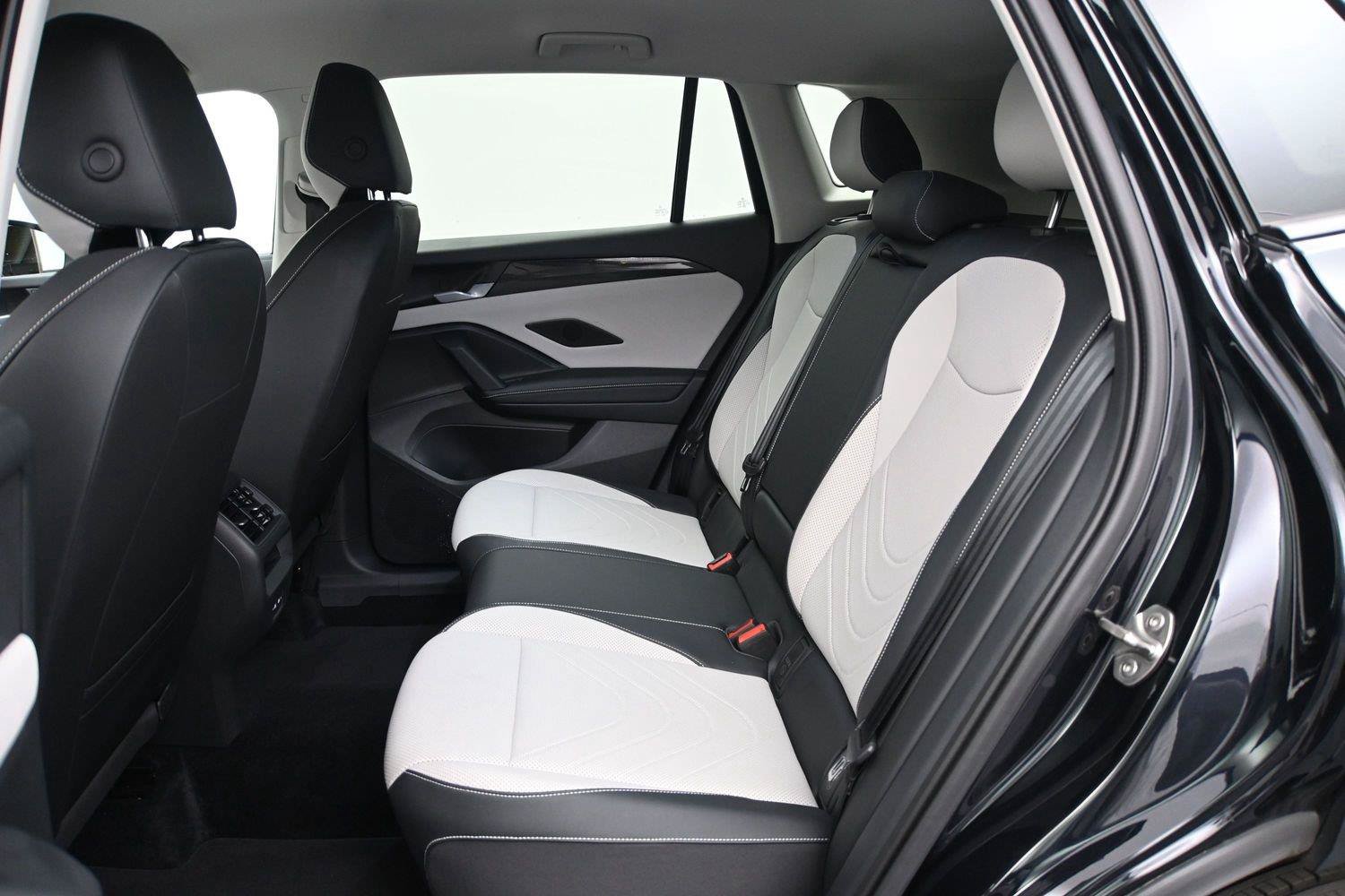 Used 2025 Volkswagen Tiguan SE AWD/4WD image 10