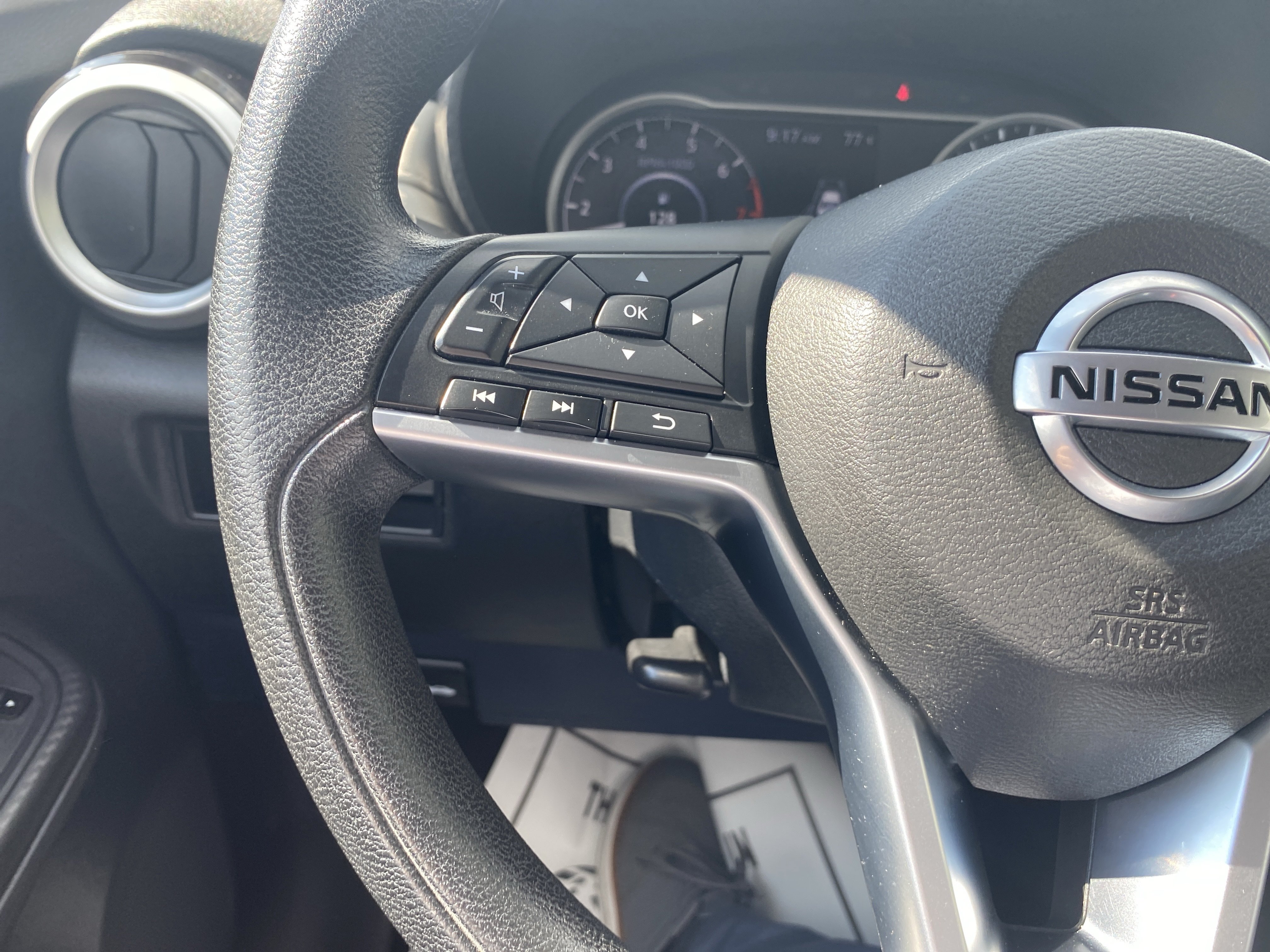 Used 2022 Nissan Versa SV FWD image 11
