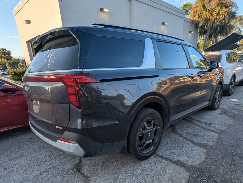 Used 2025 Kia Carnival EX image 9