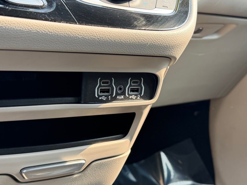 Used 2023 Chrysler Pacifica Touring-L image 36