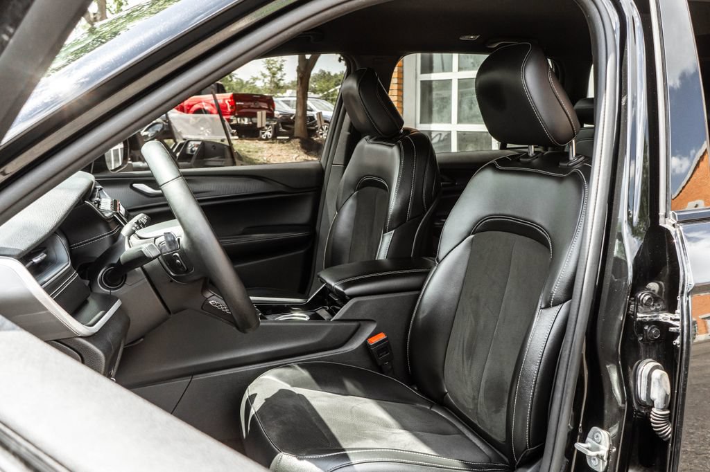 Used 2023 Jeep Grand Cherokee Altitude AWD/4WD image 6