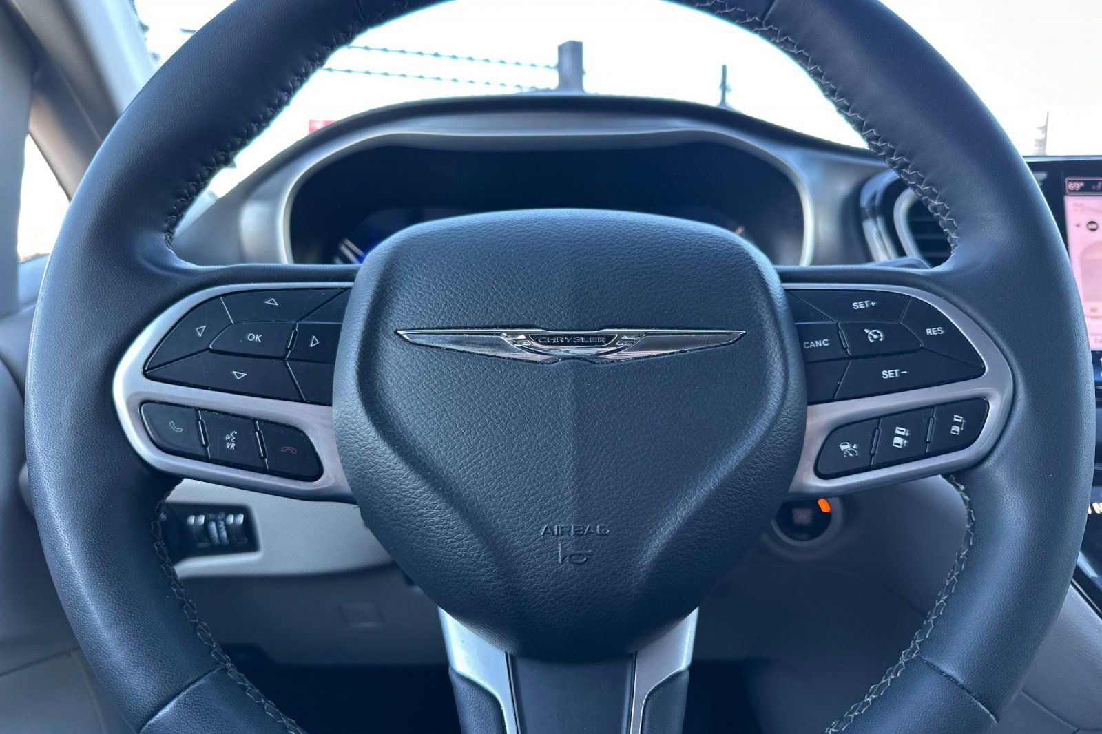 Used 2022 Chrysler Pacifica Touring-L FWD image 34