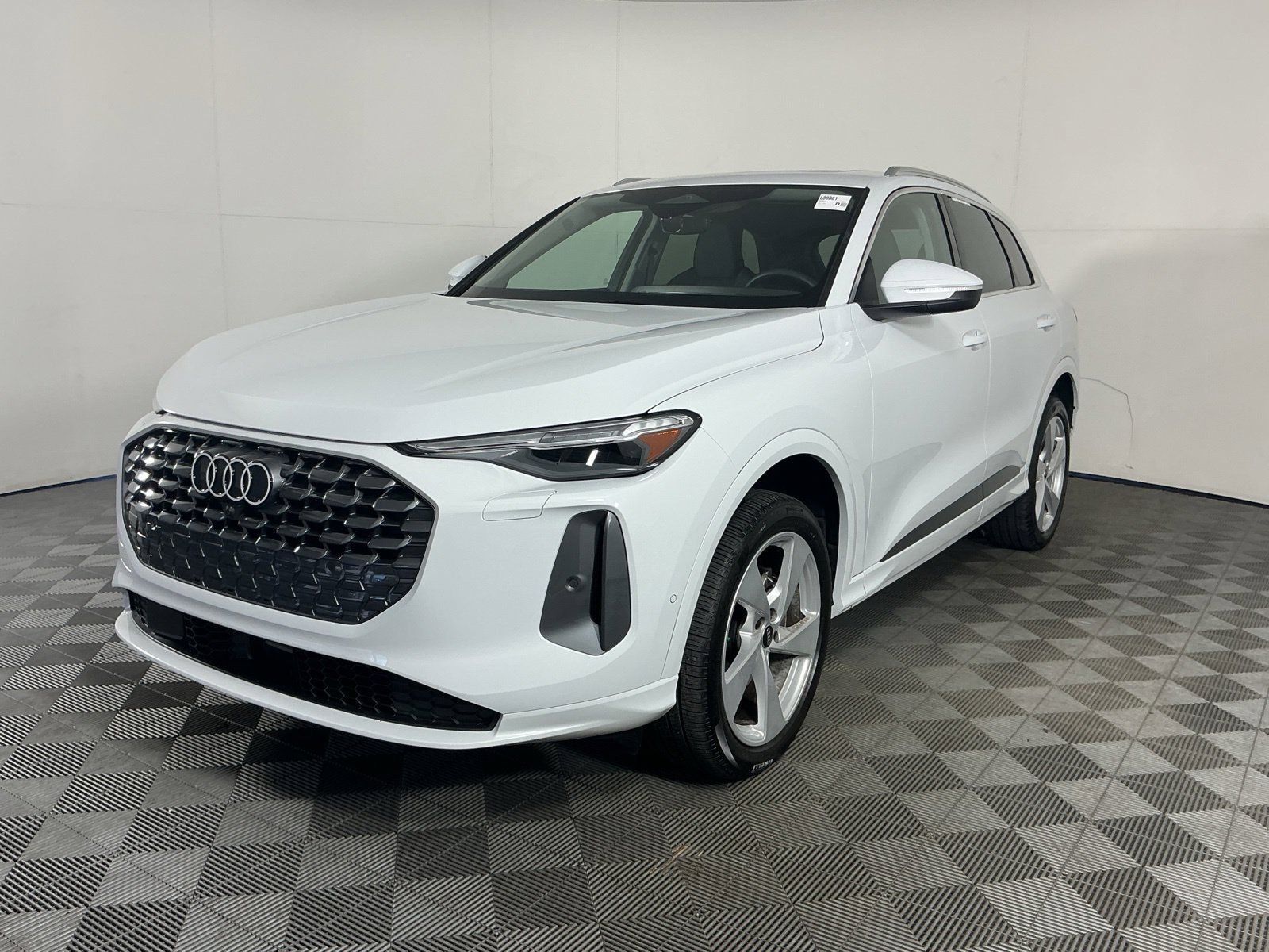 Used 2025 Audi Q5 Premium Plus w/ Premium Plus AWD/4WD image 3