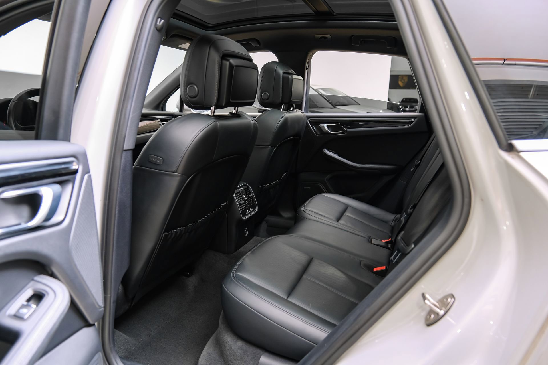 Used 2023 Porsche Macan AWD/4WD image 41