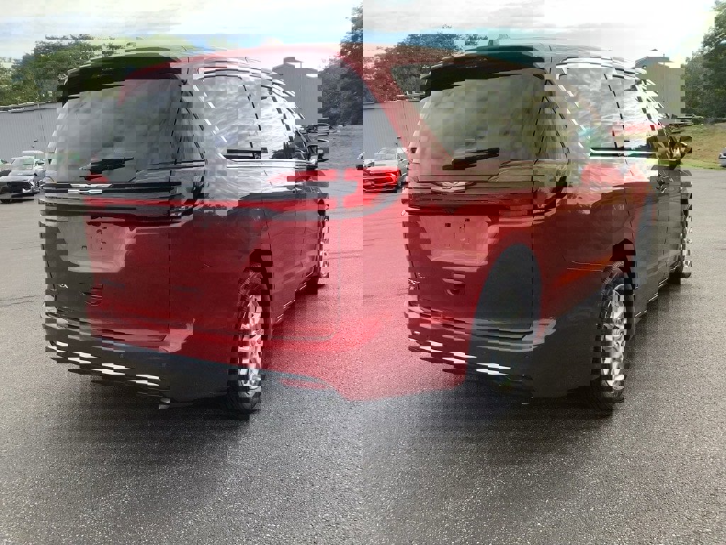 New 2026 Chrysler Pacifica Select image 4