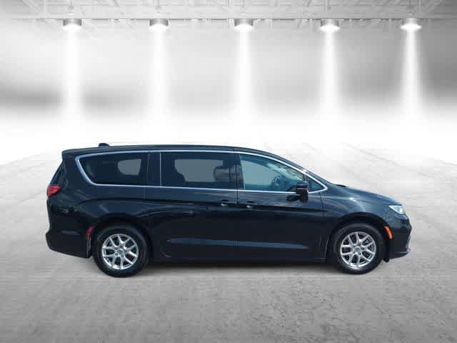 Used 2023 Chrysler Pacifica Touring-L FWD image 9