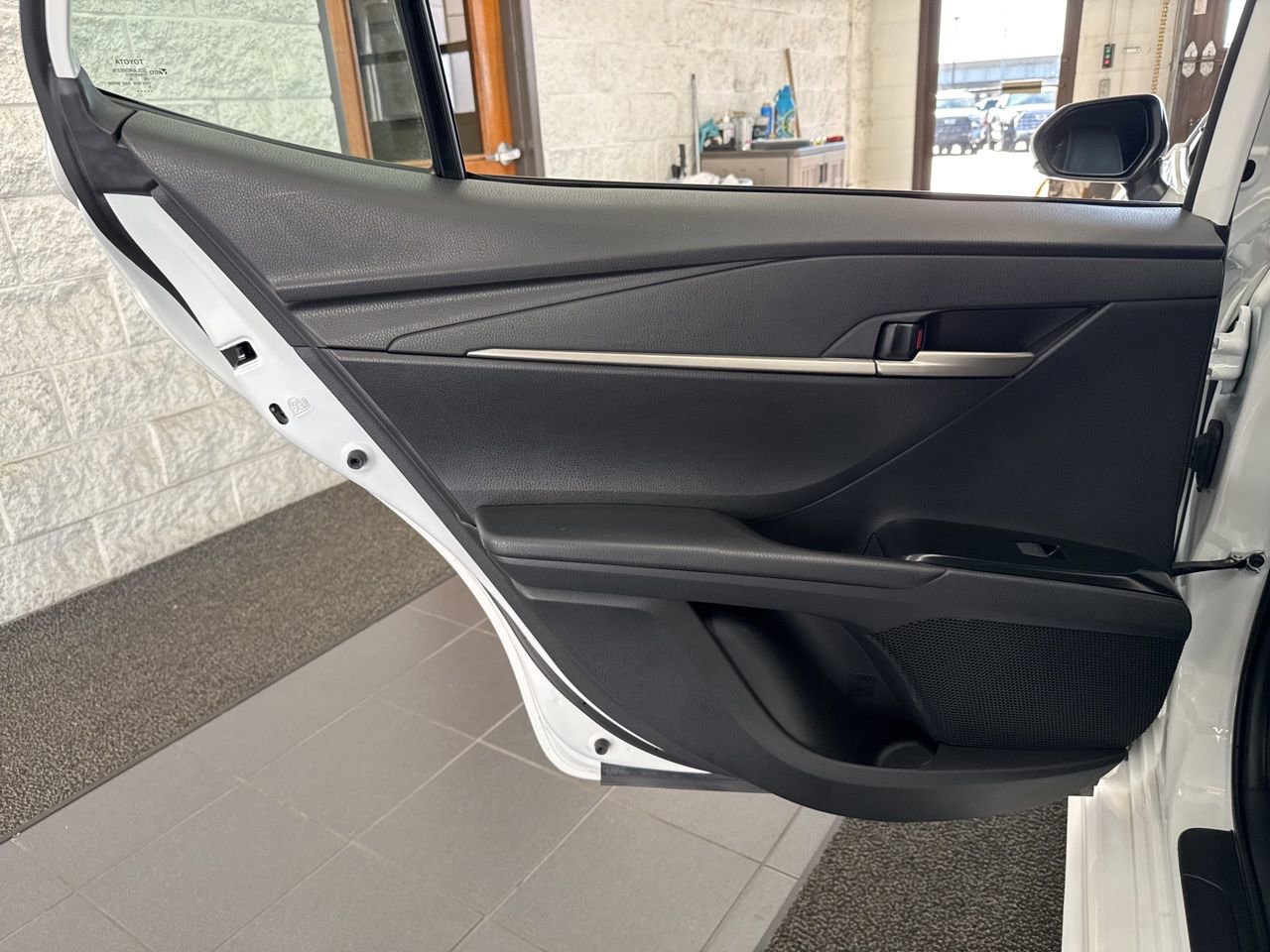 Used 2025 Toyota Camry SE w/ Convenience Package image 39