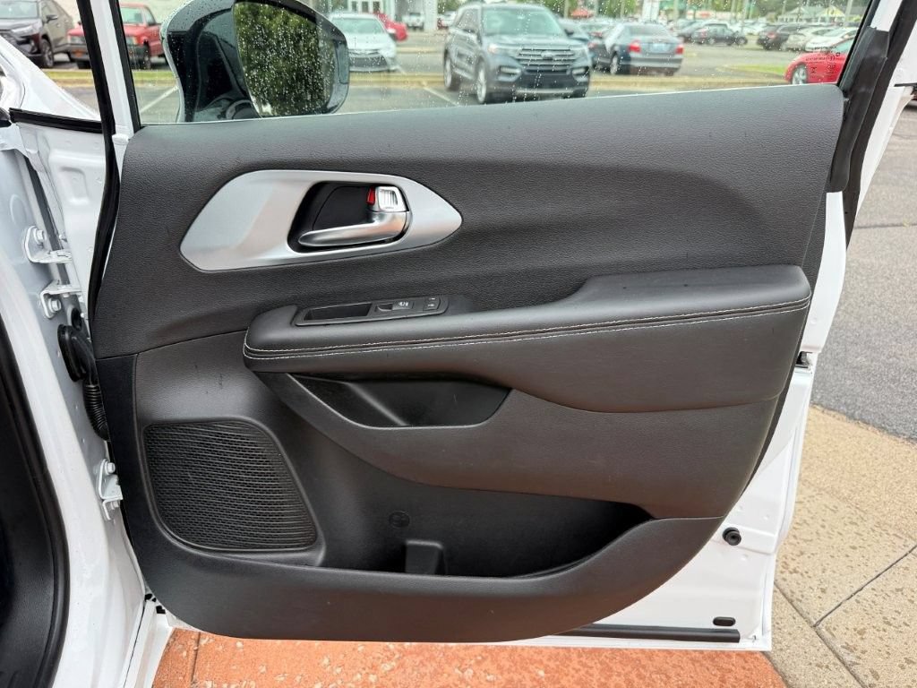 Used 2026 Chrysler Pacifica Limited FWD image 22