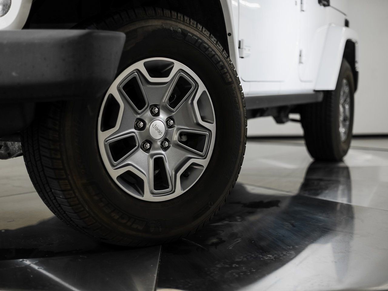 Used 2017 Jeep Wrangler Unlimited Rubicon w/ Connectivity Group image 11