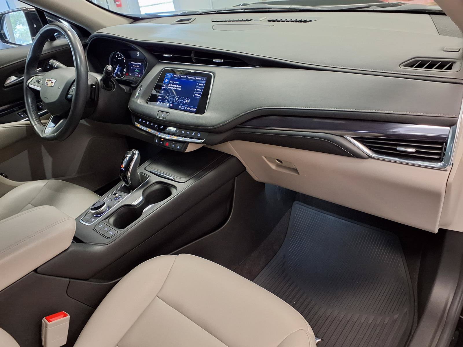 Certified 2023 Cadillac XT4 Luxury w/ Cold Weather Package AWD/4WD image 9