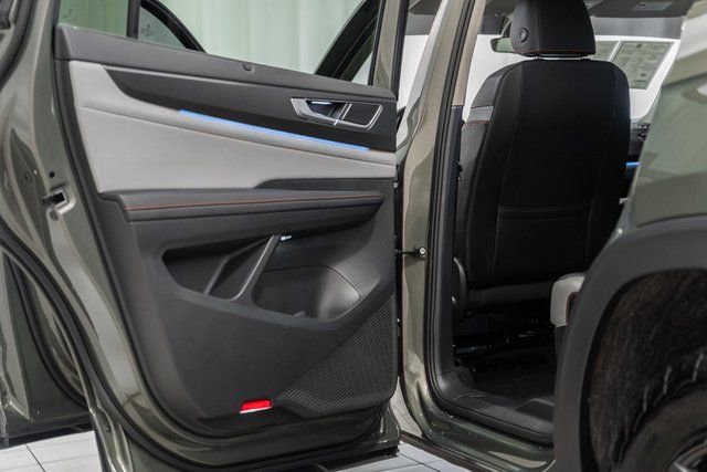 Used 2025 Volkswagen Atlas Peak Edition SE image 39