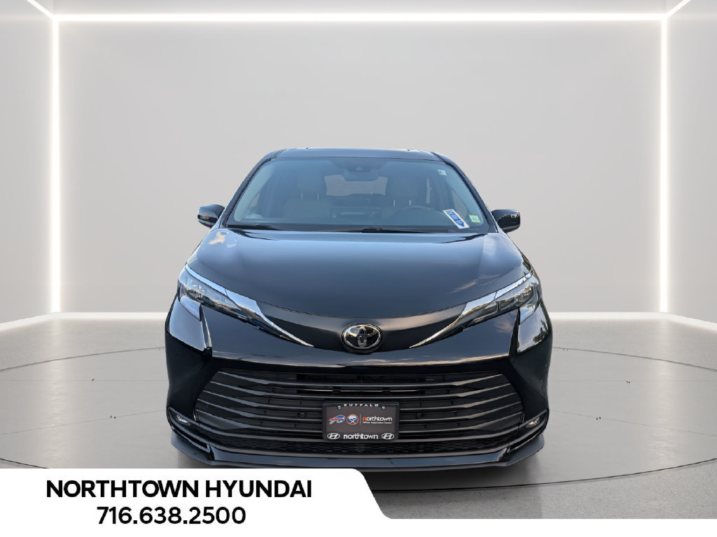 Used 2026 Toyota Sienna XLE FWD image 5