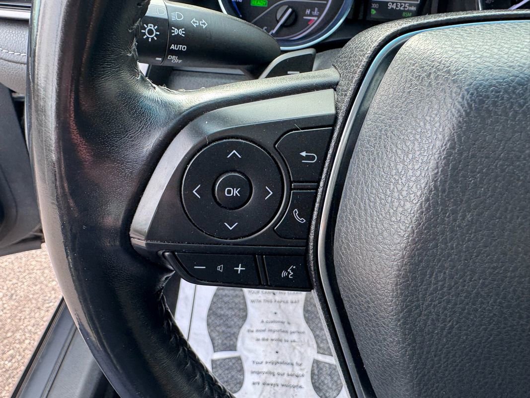 Used 2020 Toyota Camry SE w/ Sunroof Package image 17