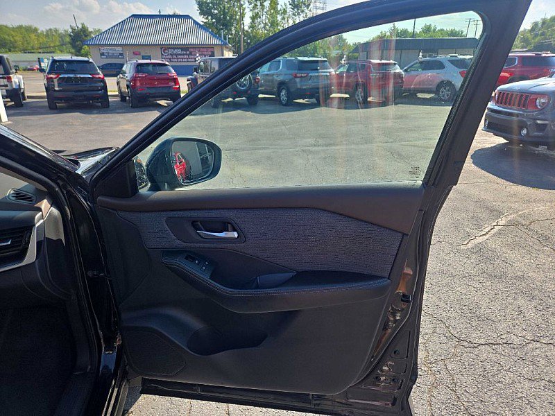 Used 2021 Nissan Rogue SV image 16