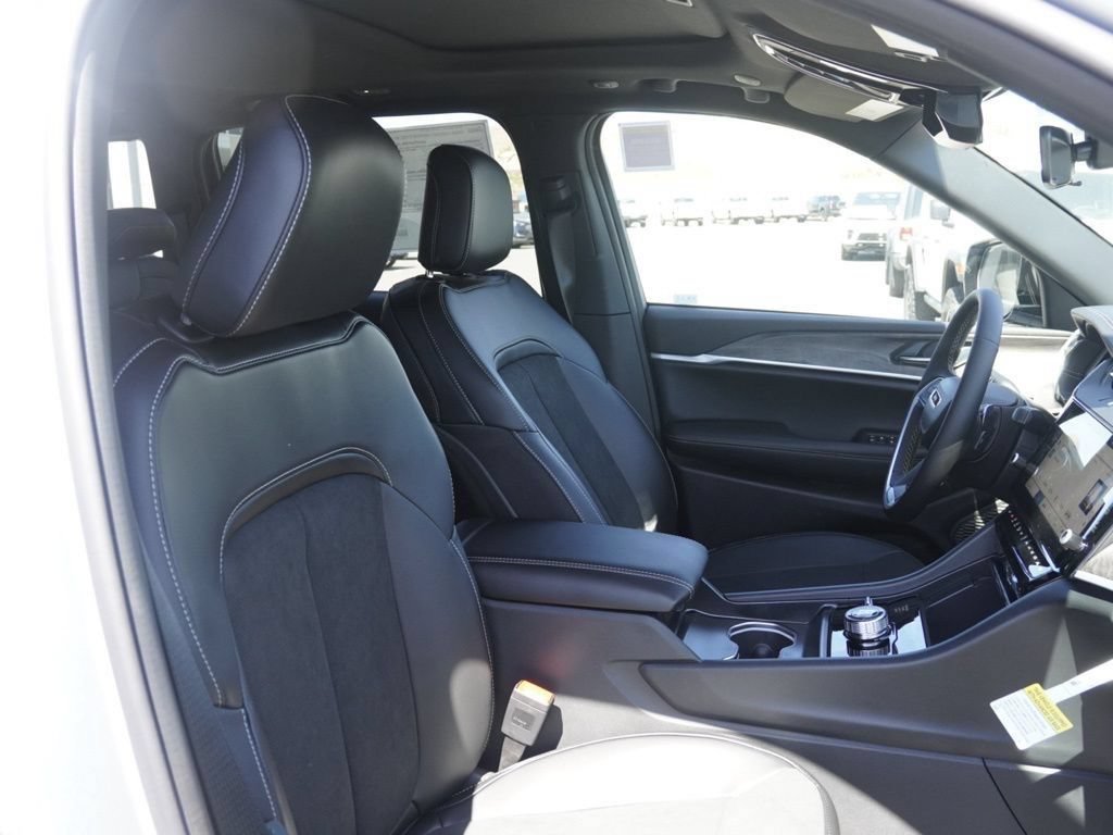 New 2026 Jeep Grand Cherokee Altitude AWD/4WD image 12